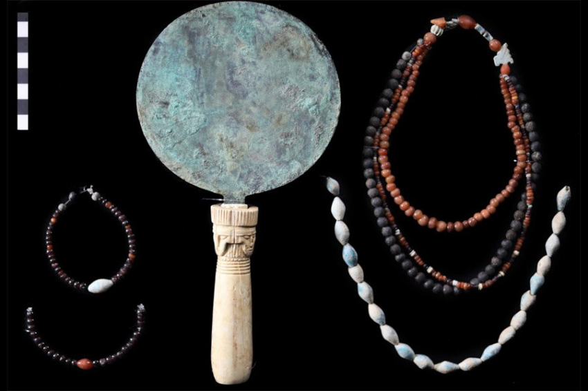 В некрополе Луксора найдена гробница с прекрасными ювелирными украшениями