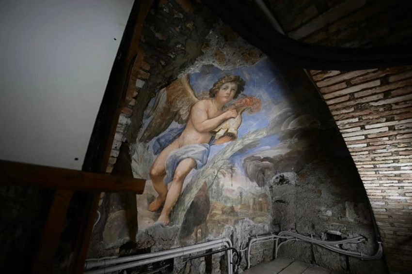 Электрик обнаружил фрески XVII века за люком на вилле в Риме