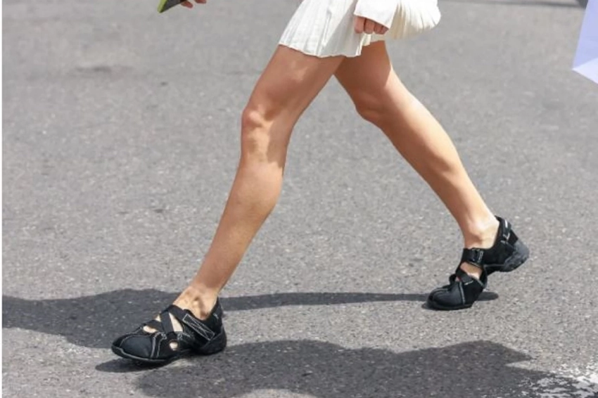 Vogue назвал «уродливые» кроссовки-балетки новым трендом