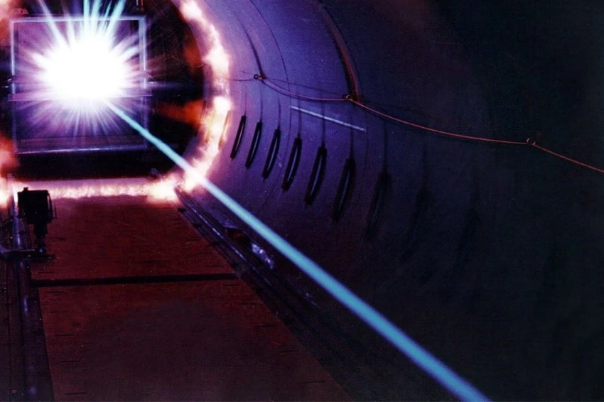Лазерный прорыв: российские ученые создают устойчивые квантовые импульсы