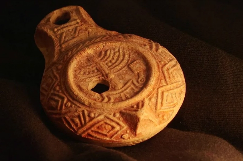 В Иерусалиме найдена редкая 1700-летняя масляная лампа с символами храма