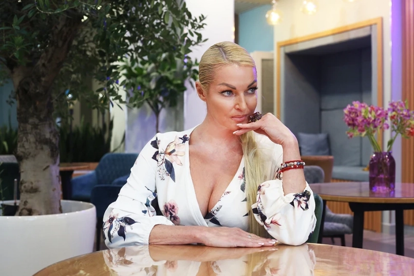 "Он и с другими встречается, а Настю это устраивает": вскрылись подробности о новом романе Волочковой с 25-летним танцором